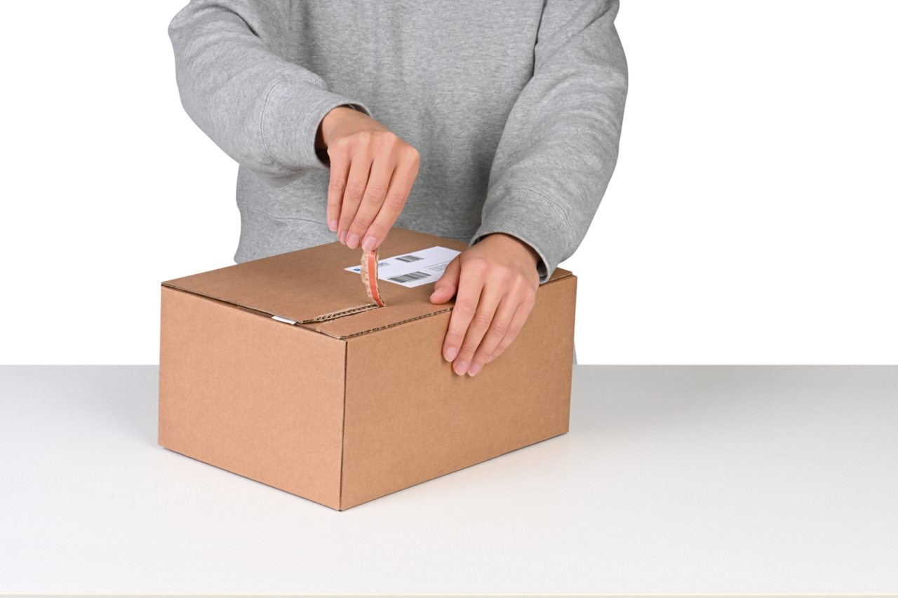 3. Empfänger öffnet das Paket einfach und schnell dank fadenverstärkter Aufreißhilfe.