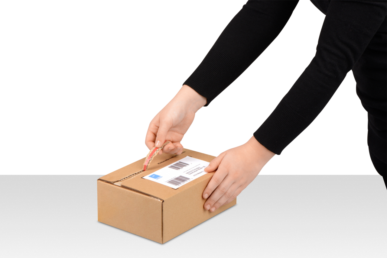 3. Empfänger öffnet das Paket einfach und schnell dank fadenverstärkter Aufreißhilfe.
