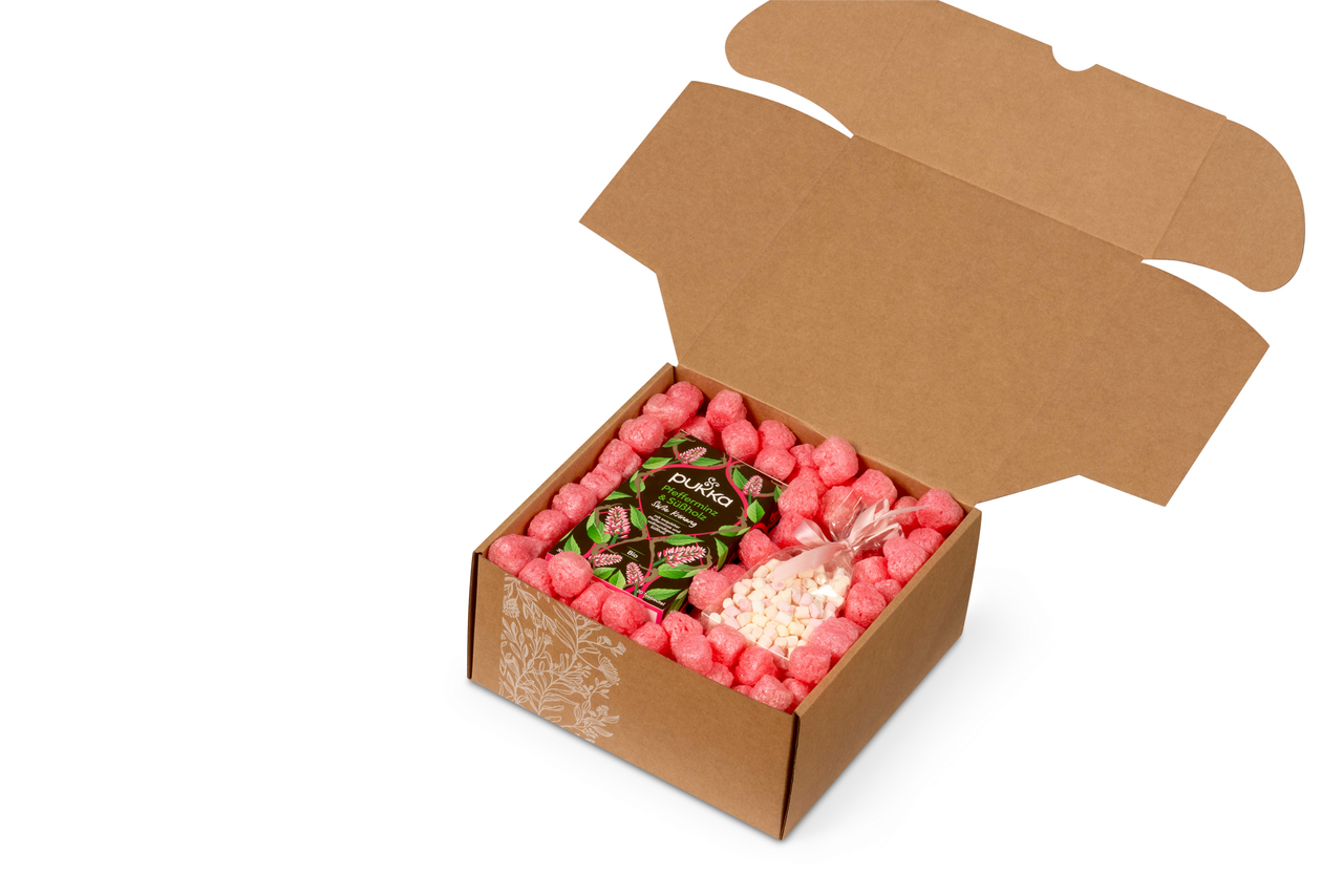 Herzförmige rosa Verpackungsflocken verleihen Ihren Geschenkpaketen eine liebevolle und besondere Note.