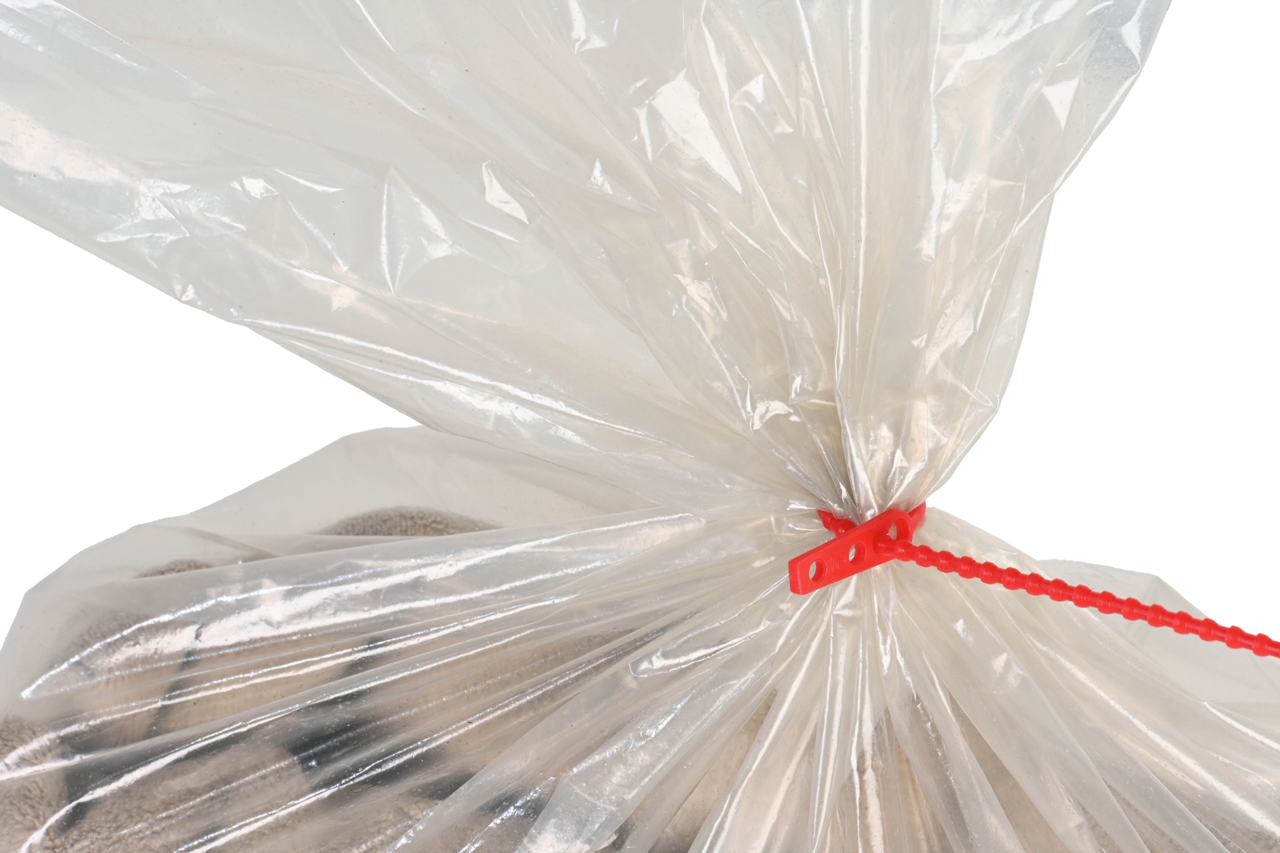 Der robuste Sack ist transparent und zu 100% aus Recyclingmaterial hergestellt.
