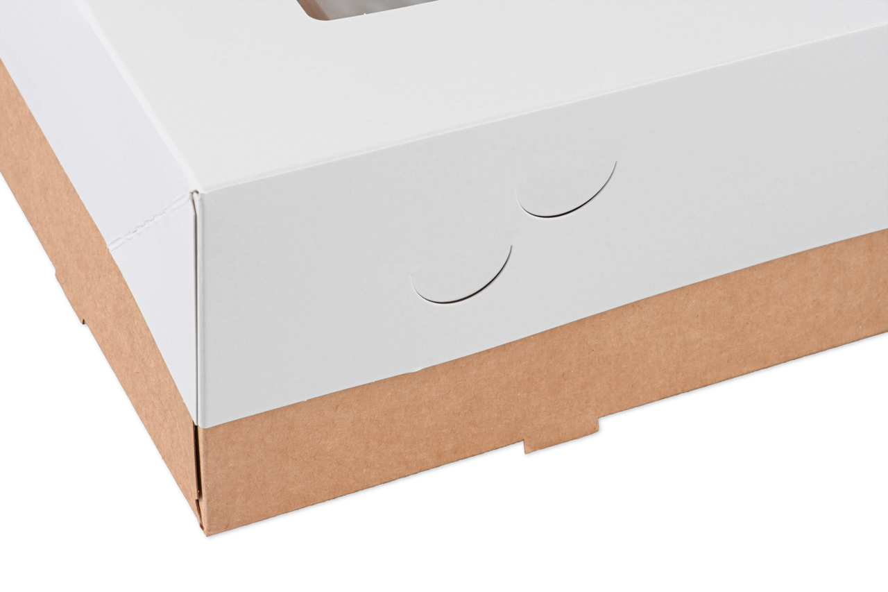 Praktische Stanzungen im Deckel sorgen für mehr Flexibilität beim Verpacken höherer Torten.