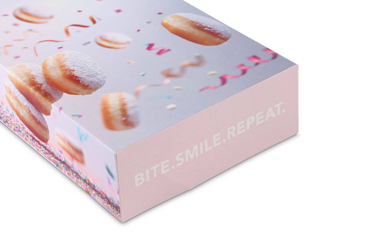 Attraktiver Karton für Krapfen oder Gebäck mit Schriftzug «bite.smile.repeat.».