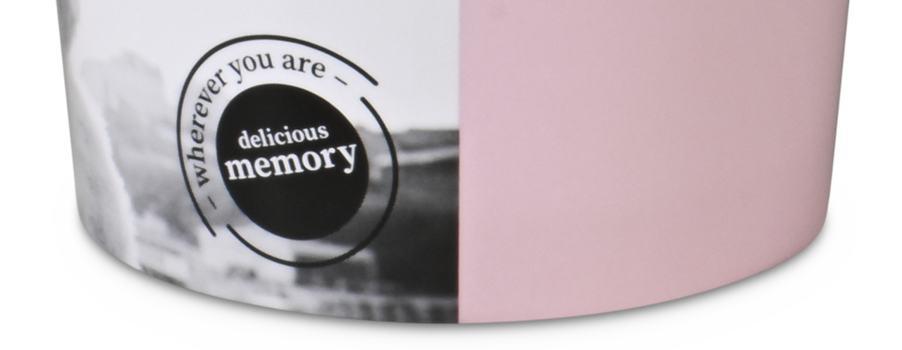 das «delicious memory» Logo ziert jeden der Becher – Bildmotiv und Farbe sind je nach Größe unterschiedlich 