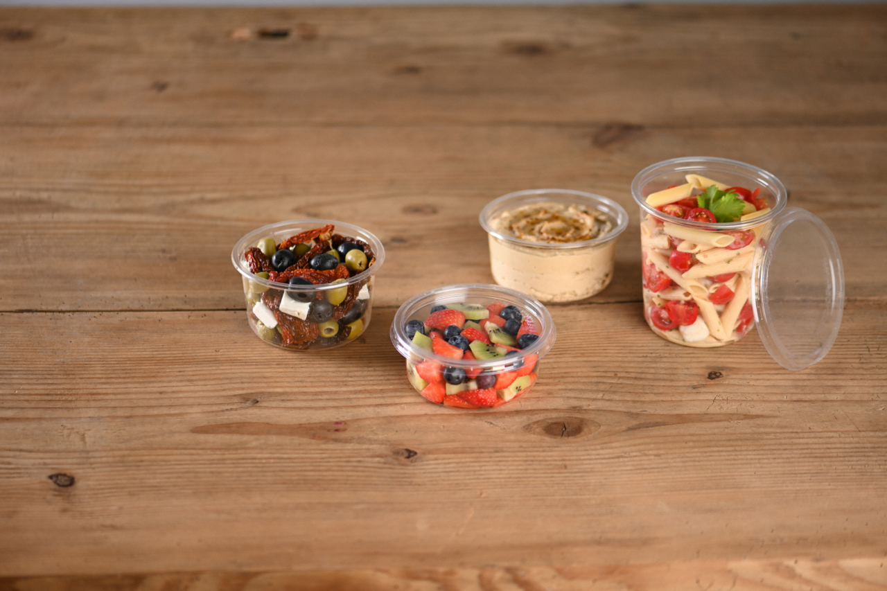 transparente, runde Feinkostbecher für Antipasti, Früchte, Hummus oder Salate