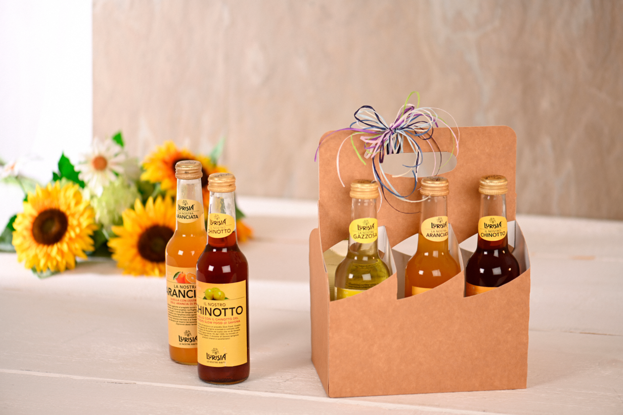 der Tragekarton lässt sich z.B. mit Geschenkbändern oder Motiv-Etiketten ganz einfach in eine hübsche Geschenkverpackung verwandeln