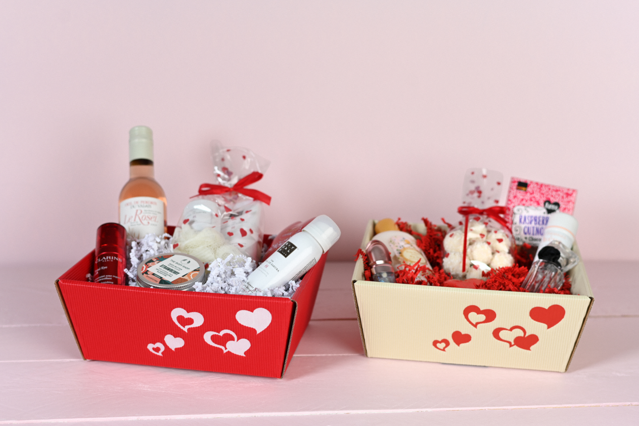 Präsentkörbe in der Farbe Creme oder Rot für edel verpackte Geschenke zu Valentins- und Muttertag, Geburtstag, Hochzeit usw.