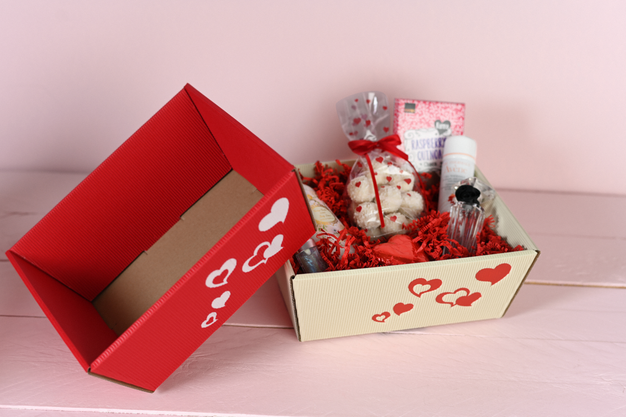 Geschenkkorb mit Herzen