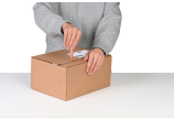 3. Empfänger öffnet das Paket einfach und schnell dank fadenverstärkter Aufreißhilfe.