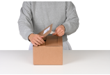 4. Im Falle einer Rücksendung wird die Box einfach mit dem zweiten Selbstklebestreifen verschlossen.