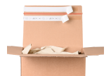 Zwei Selbstklebestreifen: Oberer für den Erstversand, unterer für Retouren, die in der Originalverpackung wieder gut ankommen.