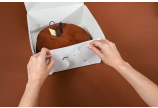 Der Kuchenkarton mit anhängendem Deckel ist einfach aufzurichten.