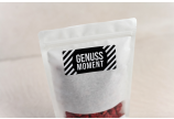 zum Verzieren der Verpackung Motiv-Etikette auf Standbodenbeutel aufkleben