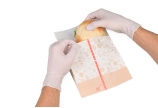 Einfach zu befüllen: Snack in Snack-Bag hineinlegen, …