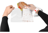Im Handumdrehen verpackt! Sandwich auf das Snack-Bag-Blatt legen, ...