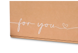 Natürlich brauner Karton, einfarbig mit dem Schriftzug «for you» bedruckt. 