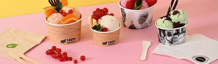 verschiedene Eisbecher gefüllt mir diversen Eissorten