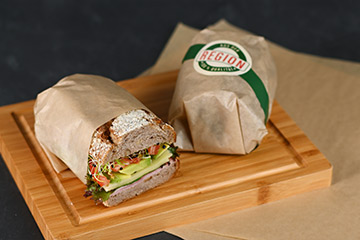 Belegtes Baguette in Einschlagpapier Belegtes Baguette in Einschlagpapier