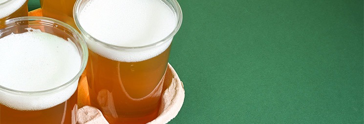 Bierbecher mit Tragehilfe