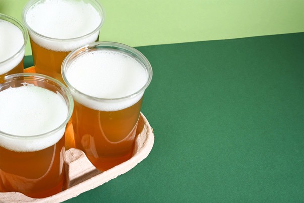 Bierbecher mit Tragehilfe