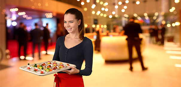 Bedienung reicht Essen auf einem Serviertablett Zum Fingerfood- & Partygeschirr