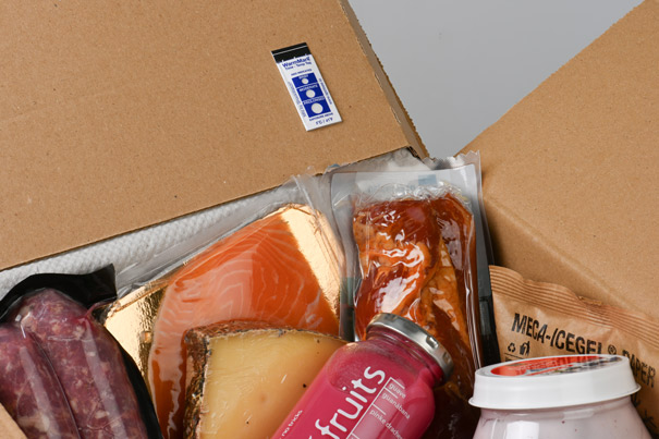 Verpackte Lebensmittel in einem Versandkarton mit Temperaturindikator