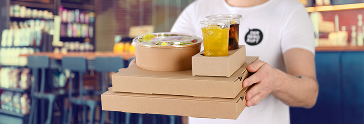 Pizzalieferung mit Salat und Softdrinks