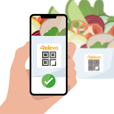 Smartphone scannt QR-Code auf Mehrwegverpackung Smartphone scannt QR-Code auf Mehrwegverpackung
