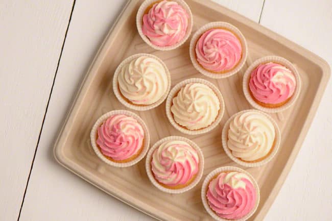 Cupcakes – angerichtet auf Servierplatte