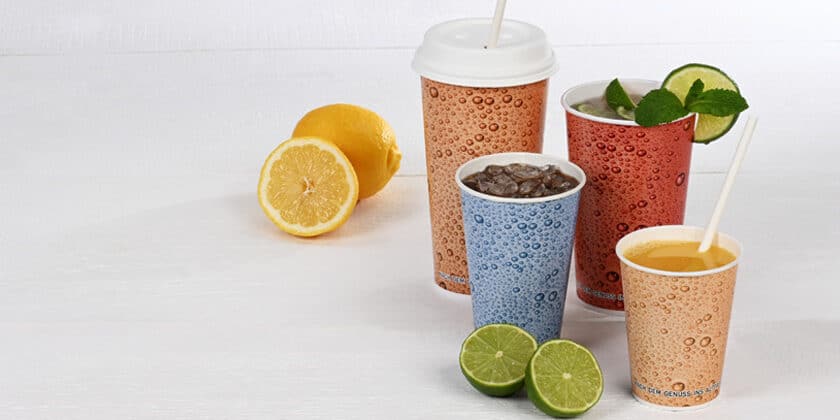 Kaltgetraenkebecher-aus-Pappe-mit-Softdrinks