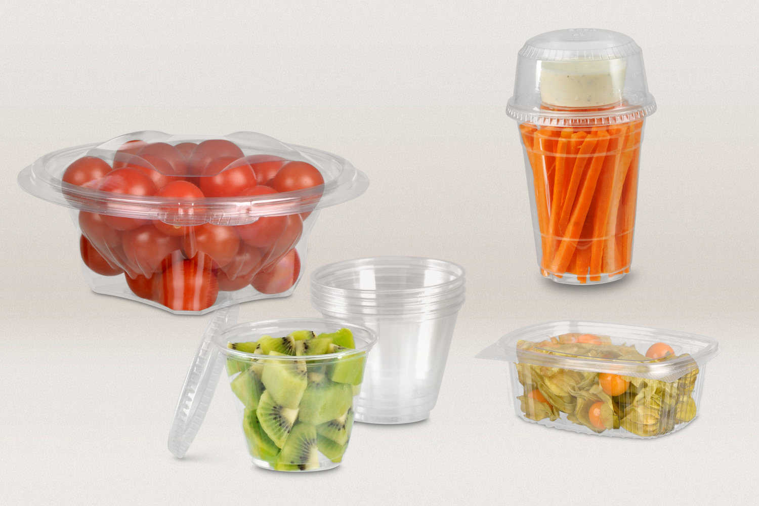 Frisch, vitaminreich, gesund – das ist Obst und Gemüse. Zeigen Sie das auch Ihrer Kundschaft! Transparente Verpackungen wie Clear Cups oder Gourmetschalen bieten Ihnen zahlreiche Vorteile. Darin sind Cocktailtomaten, Kirschen oder Trauben bereits vorportioniert und ansprechend verpackt, was Ihnen Zeit im Verkauf spart. Dank der glasklaren Umhüllung können sich die Konsumenten zudem auf einen Blick selbst von der Frische überzeugen.