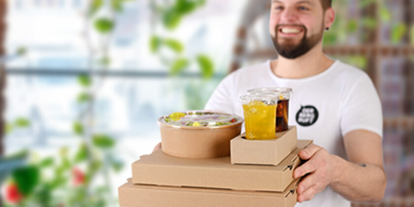 Lieferservice Mann mit Bechern, Pizzakartons, Salatschale