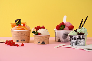 Eisbecher delicious memory und Eisbecher braun mit Johannisbeeren und Früchten