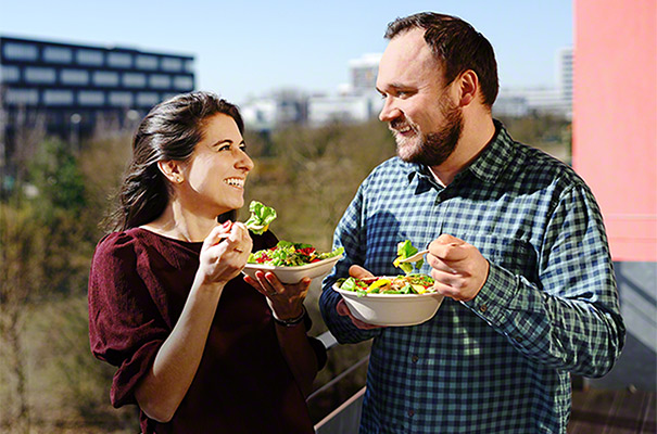 Personen-essen-salat