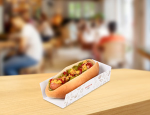 Hot dog auf Tisch