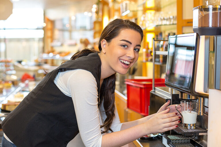 Kaffeemaschine Cafè junge Frau