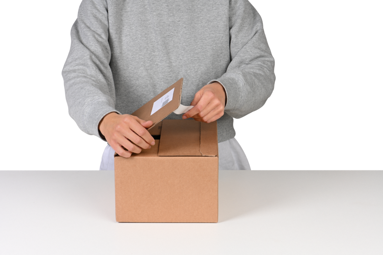 4. En cas de retour, il suffit de fermer la boîte avec la deuxième bande adhésive.