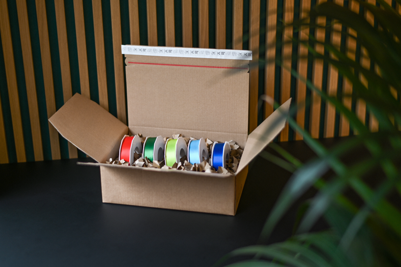 Carton d'expédition pour envois SmallPac avec fermeture adhésive