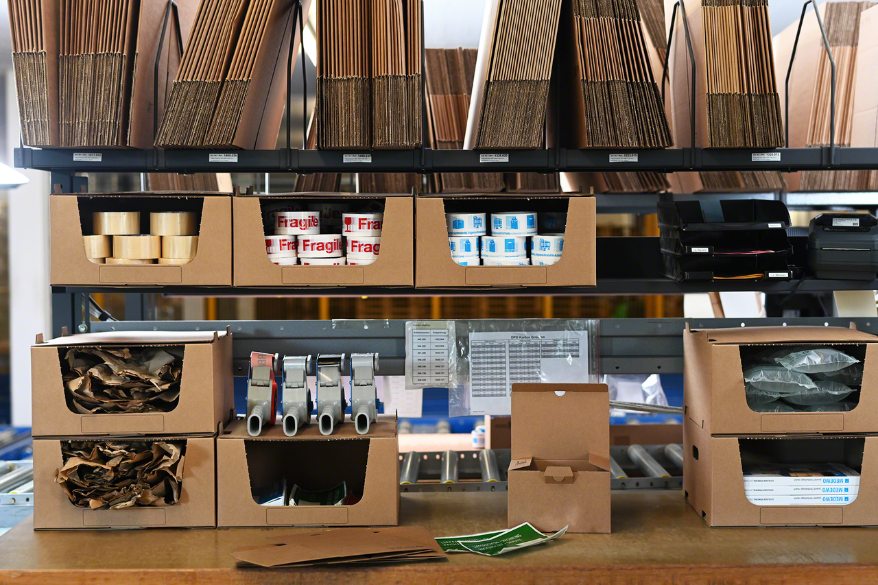carton stable pour l’ordre et l’efficacité sur le poste d’emballage