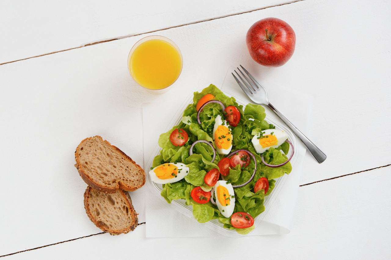Plat à salade en PET rectangulaire avec couvercle