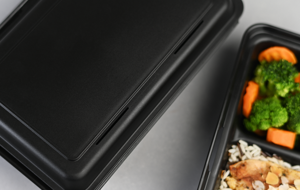Avec fentes d'aération – la vapeur peut s'échapper, ce qui permet de conserver la fraîcheur et le croustillant des aliments 