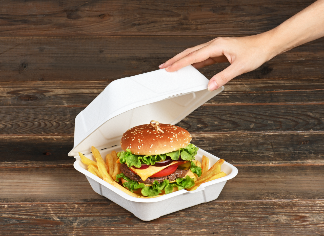 la boîte à emporter en bagasse peut être facilement ouverte et fermée par vos clients grâce au couvercle rabattable pratique qui y est accroché