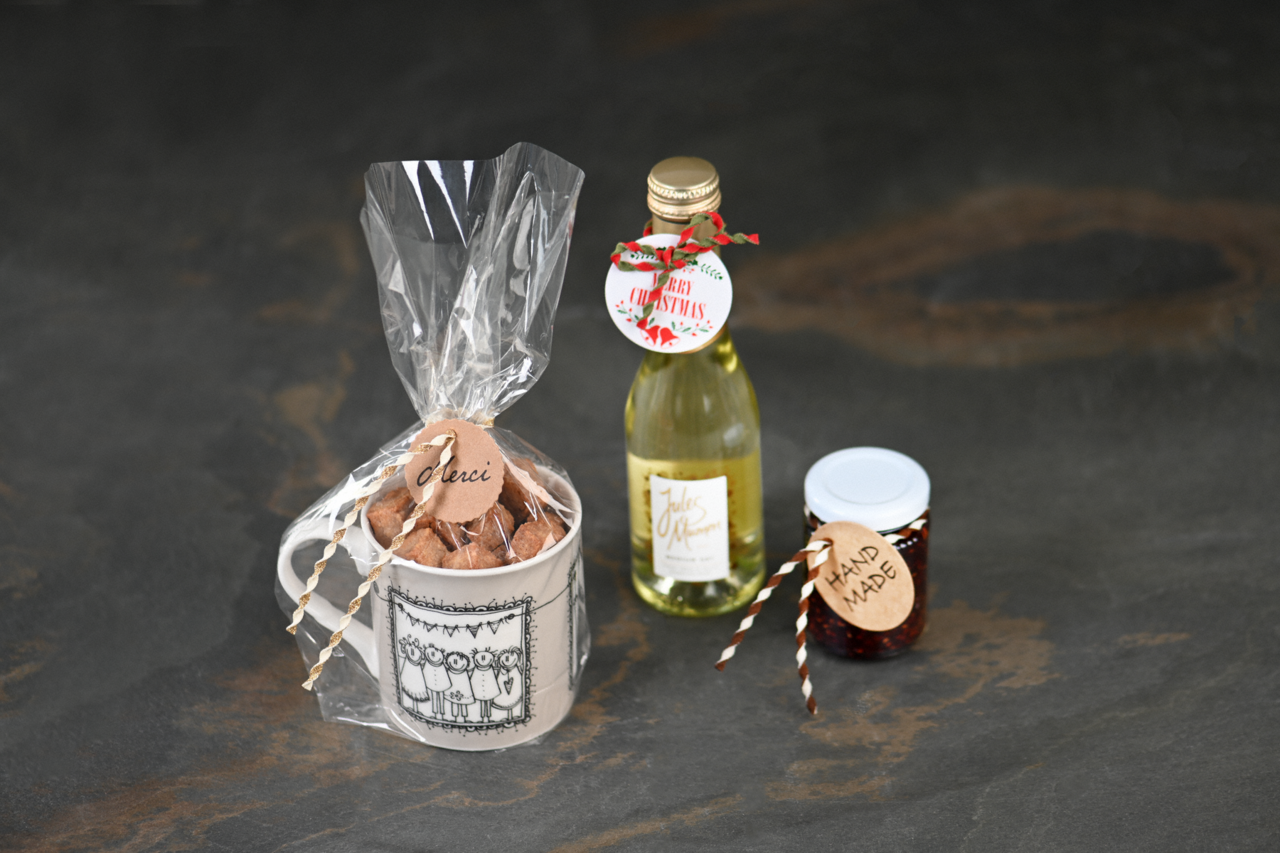 Étiquette cadeau et produits avec cordon de fermeture