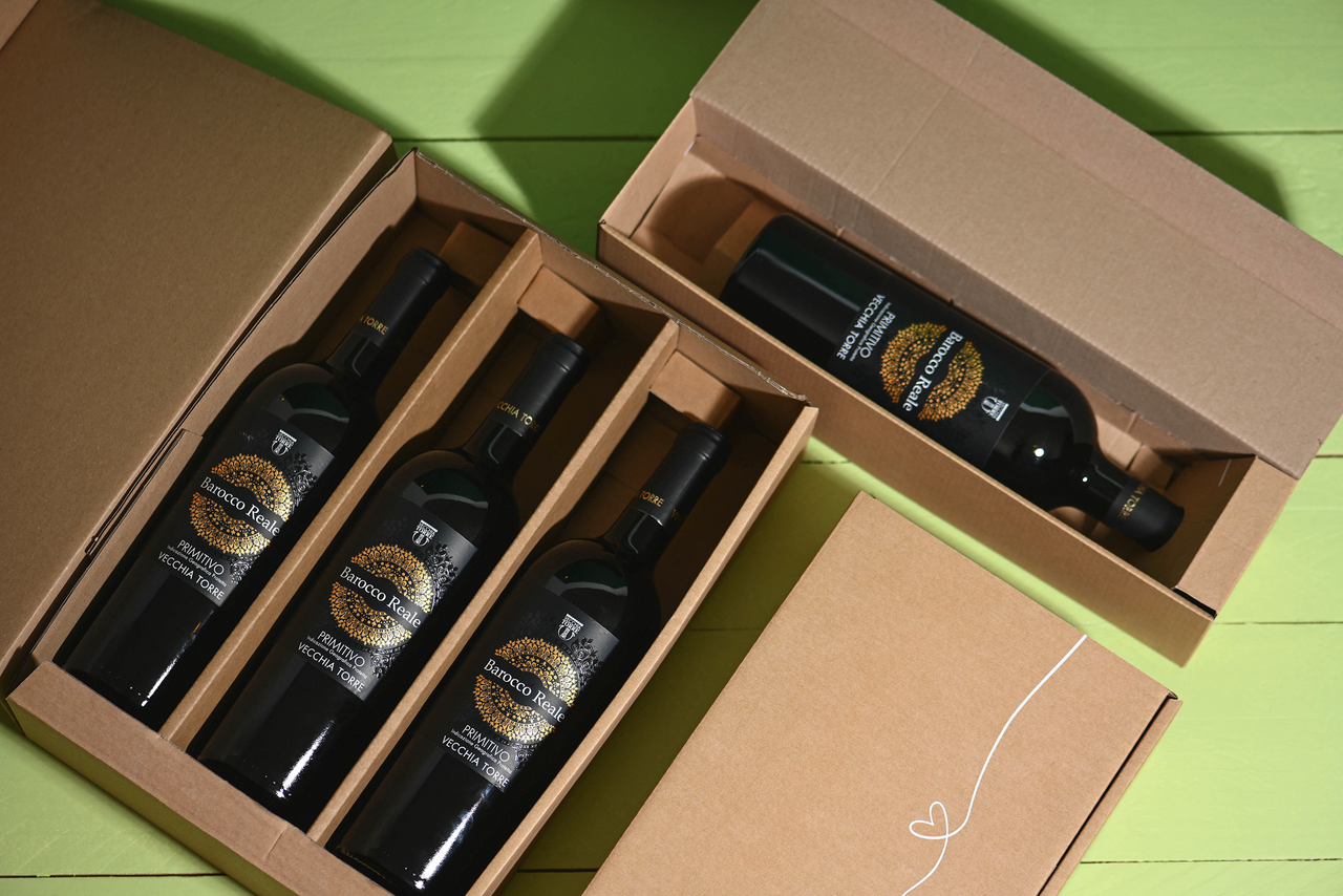 très bonne protection des bouteilles grâce à un insert en carton ondulé noir modulable