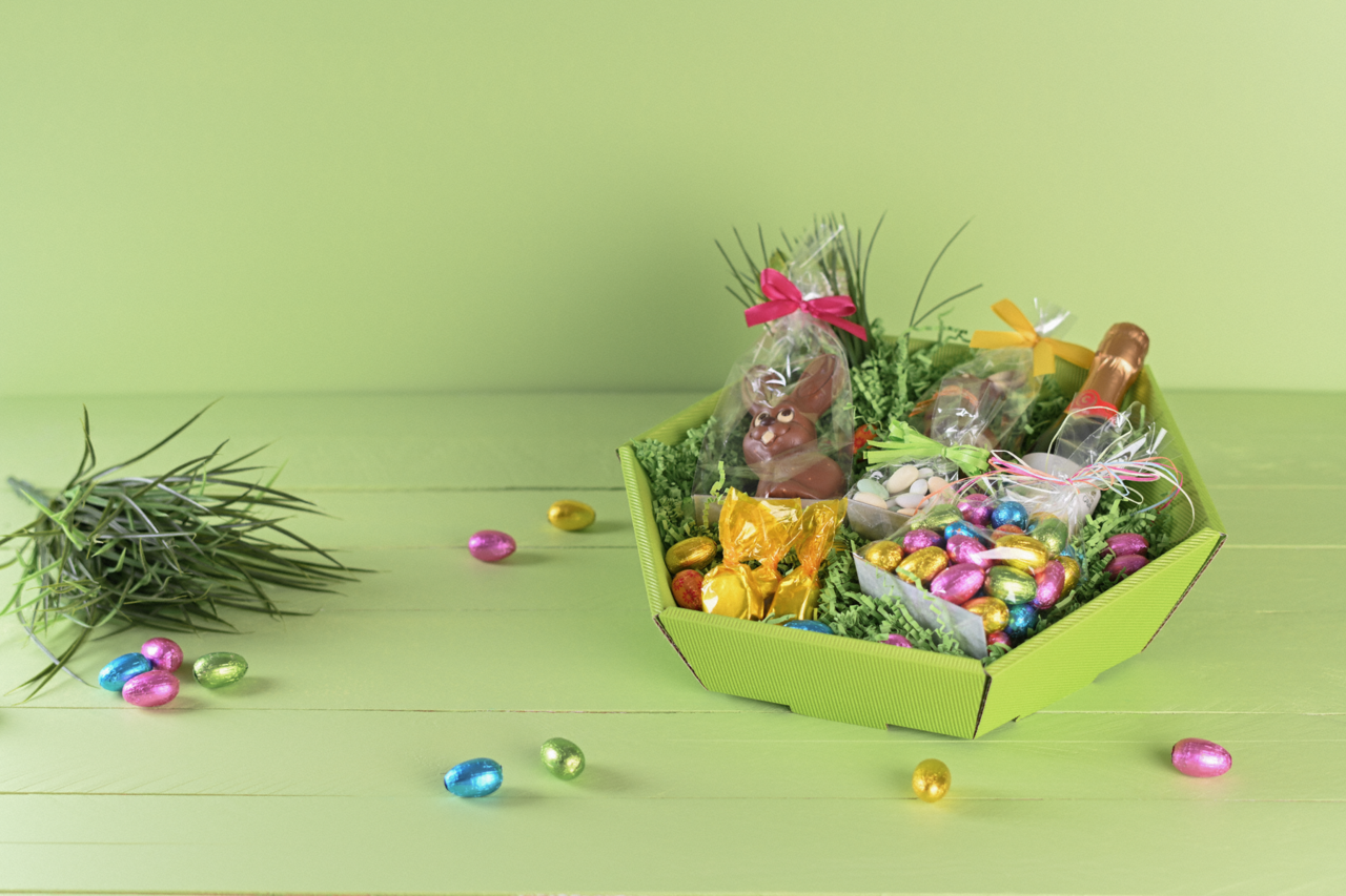 avec un matériau de remplissage adapté, le panier cadeau vide devient un emballage cadeau approprié 