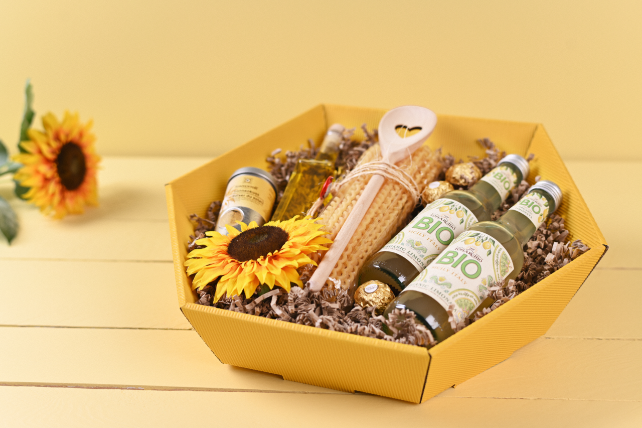 … ou de saison - placez pour cela des cadeaux et de la décoration dans le solide panier-cadeau 