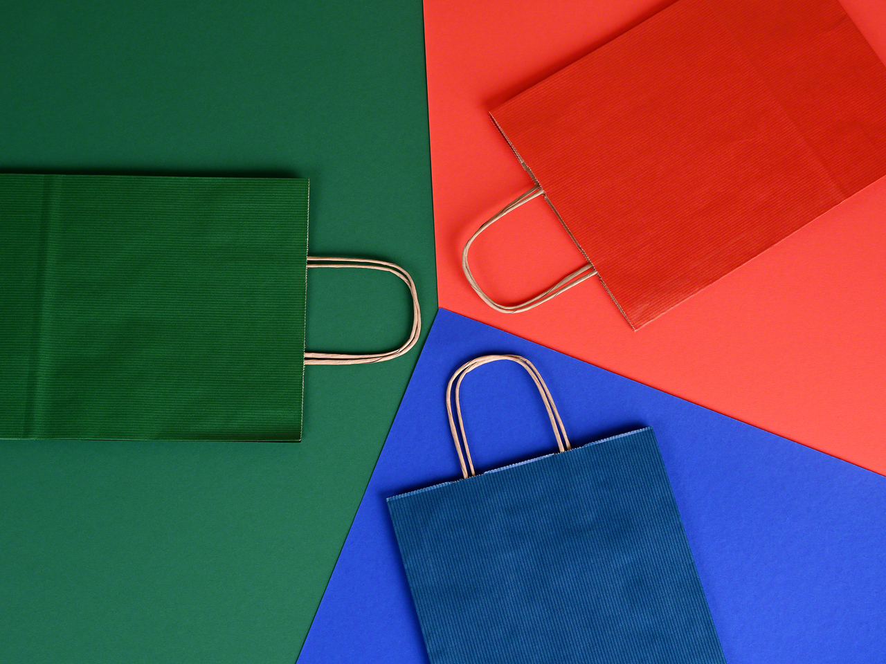 Sac en papier avec poignées torsadées brunes