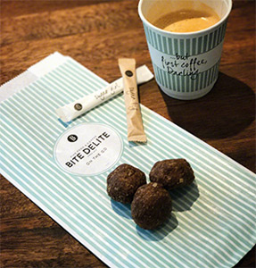 Individuell bedruckter Kaffeebecher und bedruckte Serviette des Restaurants BiteDelite