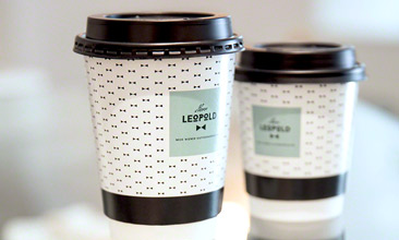Individuell bedruckter Kaffeebecher des Kaffeehaus Leopold