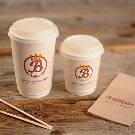 Bedruckte Kaffeebecher der B&auml;ckerei Balletshofer