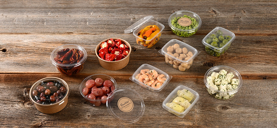 Verschiedene Feinkostbecher